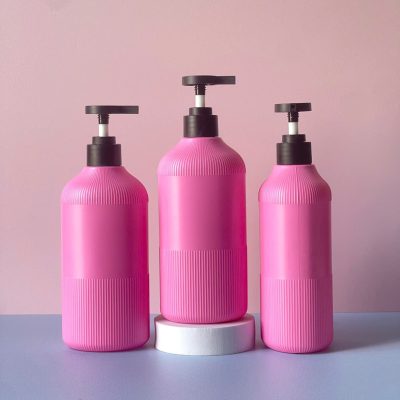 Chai nhựa HDPE hồng đậm sọc vòi nhấn dẹp đen nhám với dung tích 500ml