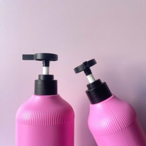 chai hdpe hong dam soc voi nhan den nham 500ml 5