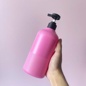 chai hdpe hong dam soc voi nhan den nham 500ml 7