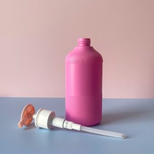 chai hdpe hong dam soc voi nhan dep hong 500ml 5