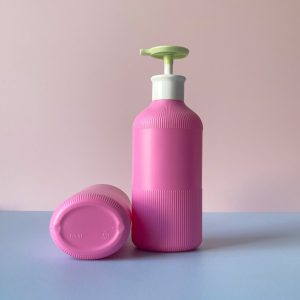 chai hdpe hong dam soc voi nhan dep xanh 500ml 2