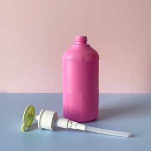 chai hdpe hong dam soc voi nhan dep xanh 500ml 3