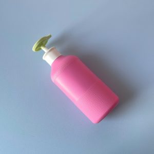 chai hdpe hong dam soc voi nhan dep xanh 500ml 4