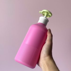 chai hdpe hong dam soc voi nhan dep xanh 500ml 5