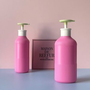 chai hdpe hong dam soc voi nhan dep xanh 500ml 6