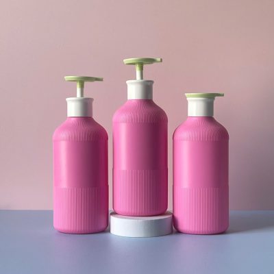 Chai nhựa HDPE hồng đậm vòi nhấn dẹp xanh với dung tích 500ml