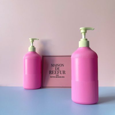 Chai nhựa HDPE hồng đậm sọc với vòi nhấn xanh sọc dung tích 500ml