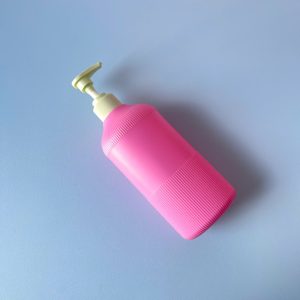 chai hdpe hong dam soc voi nhan soc xanh 500ml 3