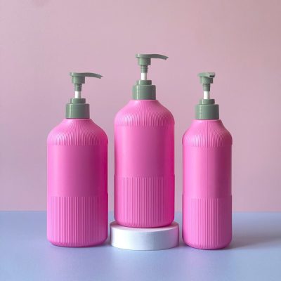 Chai nhựa HDPE hồng đậm sọc với vòi nhấn sóng xanh trơn dung tích 500ml