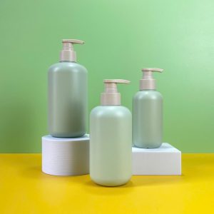 Chai nhựa HDPE xanh tròn với vòi nhấn sóng nâu nhám fi28 tiện dụng