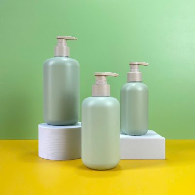 Chai nhựa HDPE xanh tròn với vòi nhấn sóng nâu nhám fi28 tiện dụng