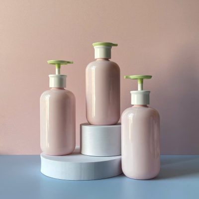 Chai nhựa PET hồng tròn 500ml với vòi nhấn dẹp xanh sử dụng vòi fi28 tiện lợi