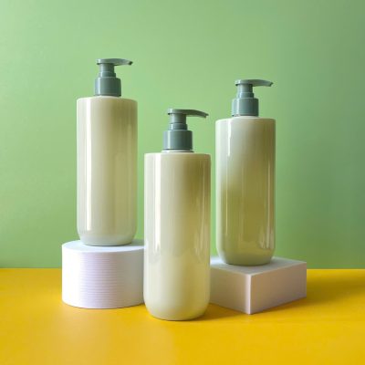 Chai nhựa PET xanh vai ngang đế bầu 500ml vòi nhấn xanh đậm trơn sử dụng nắp fi28