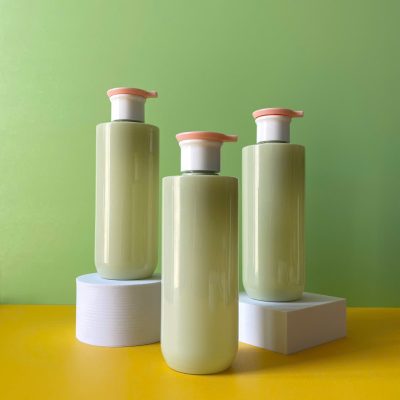 Chai nhựa PET vai ngang đế bầu xanh 500ml vòi nhấn dẹp hồng sử dụng nắp fi28