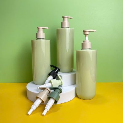 Chai nhựa PET xanh vai ngang đế bầu 500ml vòi nhấn nâu nhám sử dụng nắp fi28