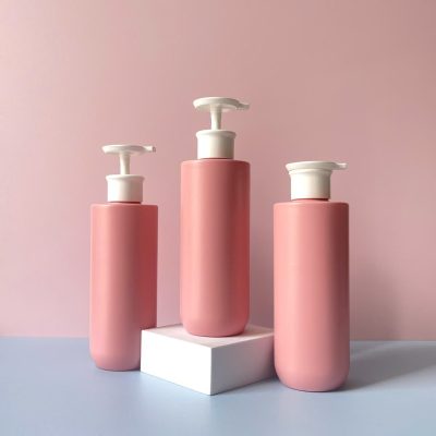 Chai nhựa HDPE hồng vai ngang đáy bầu vòi nhấn dẹp trắng