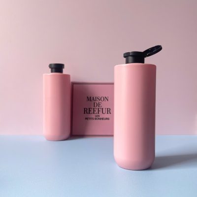 Chai nhựa HDPE hồng vai ngang đáy bầu nắp bật đen