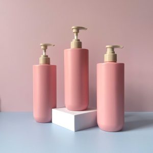 Chai nhựa HDPE hồng vai ngang đáy bầu vòi nhấn sóng nâu trơn