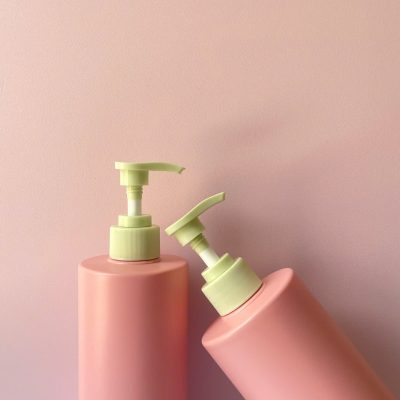 Chai nhựa HDPE hồng vai ngang đáy bầu vòi nhấn sóng xanh sọc