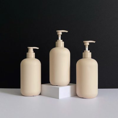 Chai nhựa HDPE nâu tròn vòi nhấn sóng nâu trơn với dung tích 500ml sử dụng nắp fi28