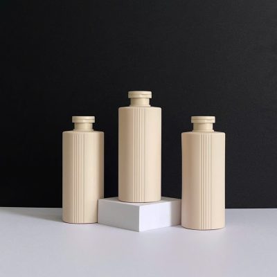 Chai nhựa HDPE nâu sọc vai ngang 500ml với nắp bật nâu nhám fi28 tiện lợi