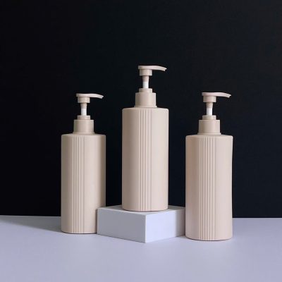 Chai nhựa HDPE nâu sọc vai ngang 500ml với vòi nhấn sóng nâu nhám fi28 tiện lợi