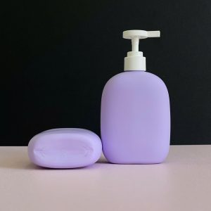 chai hdpe tim tron voi nhan trang 1