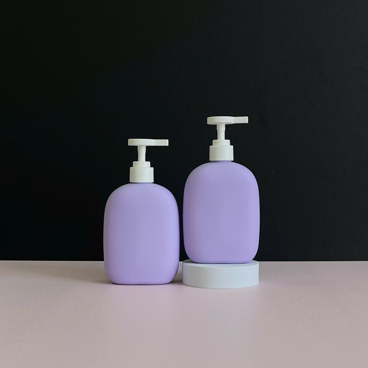 chai-hdpe-tim-tron-voi-nhan-trang-7 Chai nhựa HDPE thân bầu tím với vòi nhấn dẹp trắng 300ml sử dụng nắp fi24 chuyên dụng