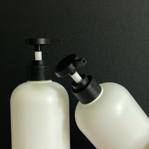 chai hdpe trang tron voi nhan den nham 500ml 1