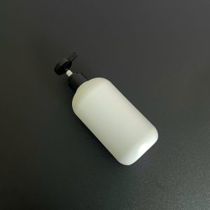 chai hdpe trang tron voi nhan den nham 500ml 2