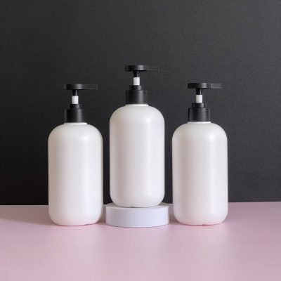 Chai nhựa HDPE trắng tròn với vòi nhấn dẹp đen nhám 500ml sử dụng vòi nhấn fi28 tiện dụng