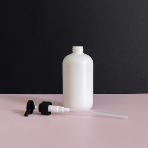 chai hdpe trang tron voi nhan den nham 500ml 4