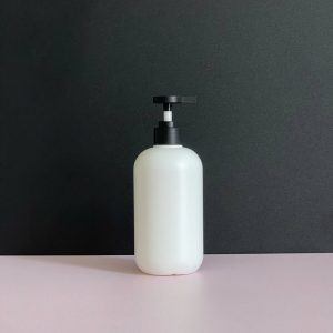 chai hdpe trang tron voi nhan den nham 500ml 5