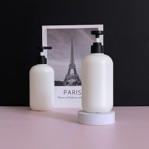 chai hdpe trang tron voi nhan den nham 500ml 6