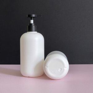 chai hdpe trang tron voi nhan den nham 500ml 7