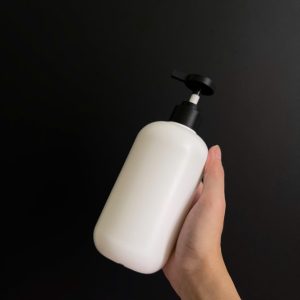 chai hdpe trang tron voi nhan den nham 500ml 8