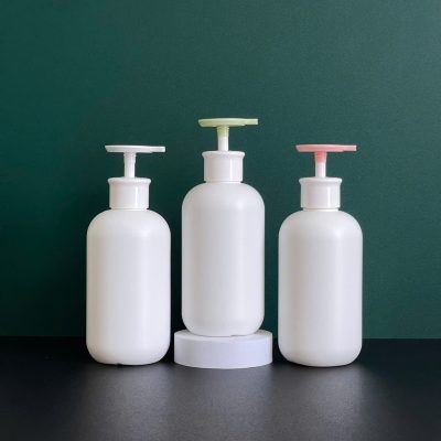 Chai nhựa HDPE trắng tròn với vòi nhấn dẹp trắng, hồng, xanh 500ml sử dụng vòi nhấn fi28 tiện dụng