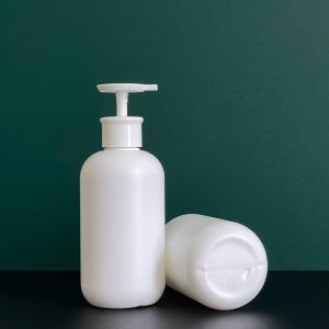 chai hdpe trang tron voi nhan dep trang 500ml 2 1