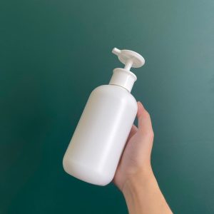 chai hdpe trang tron voi nhan dep trang 500ml 8