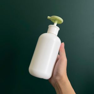 chai hdpe trang tron voi nhan dep xanh 500ml 1