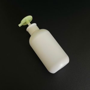 chai hdpe trang tron voi nhan dep xanh 500ml 3