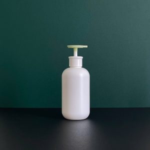 chai hdpe trang tron voi nhan dep xanh 500ml 4