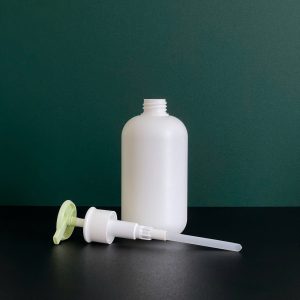 chai hdpe trang tron voi nhan dep xanh 500ml 6