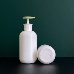 chai hdpe trang tron voi nhan dep xanh 500ml 7