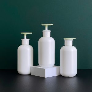 chai hdpe trang tron voi nhan dep xanh 500ml 8 1