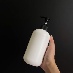 chai hdpe trang tron voi nhan soc den 500ml 1