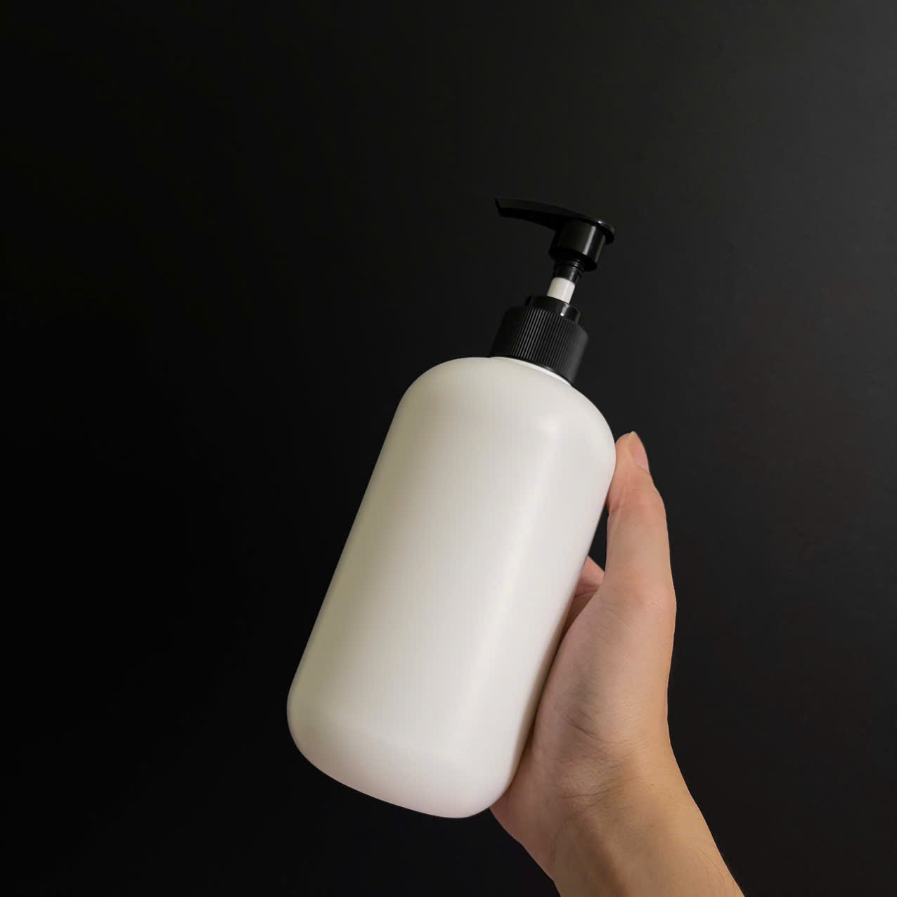 chai-hdpe-trang-tron-voi-nhan-soc-den-500ml-1 chai hdpe trang tron voi nhan soc den 500ml 1