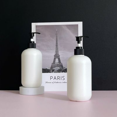 Chai nhựa HDPE trắng tròn với vòi nhấn sóng đen sọc 500ml sử dụng vòi nhấn fi28 tiện dụng