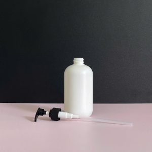 chai hdpe trang tron voi nhan soc den 500ml 3