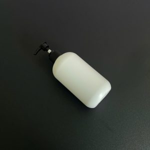 chai hdpe trang tron voi nhan soc den 500ml 5